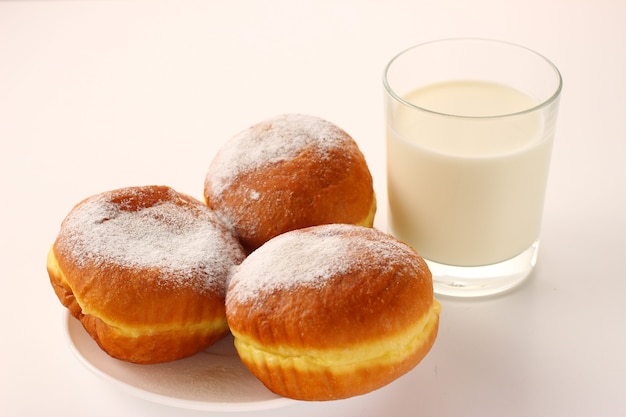 Donut en melk op een wit oppervlak