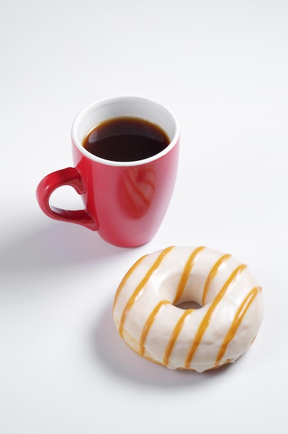 Donut en rode kop koffie