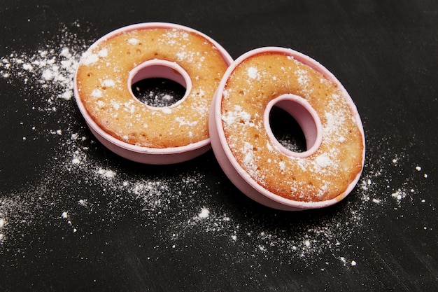 Foto donut gebakken met poedersuiker