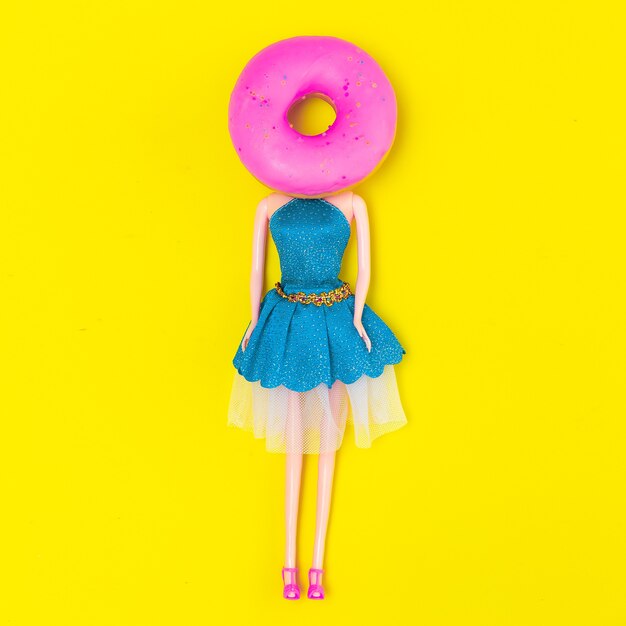 Donut hoofd pop. Minimale platliggende conceptkunst. Donut liefhebber