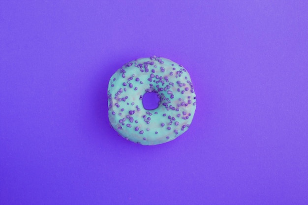 Donut met blauw glazuur en glitters