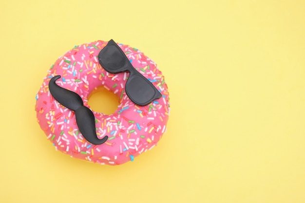 Donut met hagelslag en roze glazuur