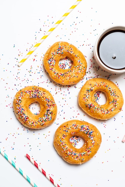 Donut met kleurrijke hagelslag