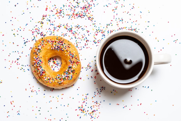 Donut met kleurrijke hagelslag