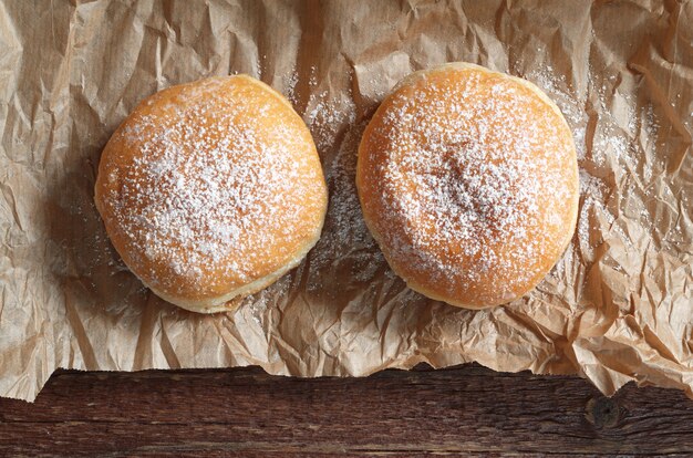 Donut met poedersuiker op verfrommeld papier