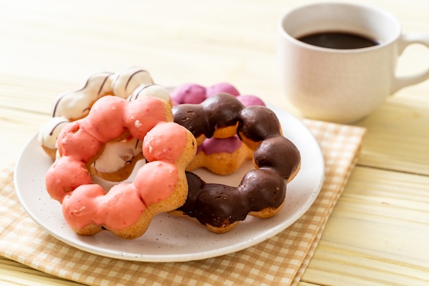 Donut met zwarte koffie