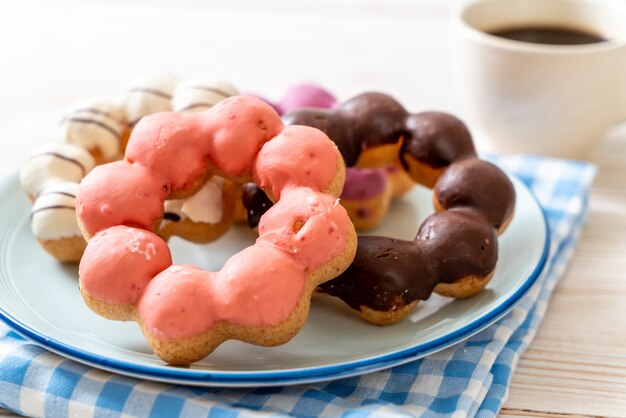 Foto donut met zwarte koffie