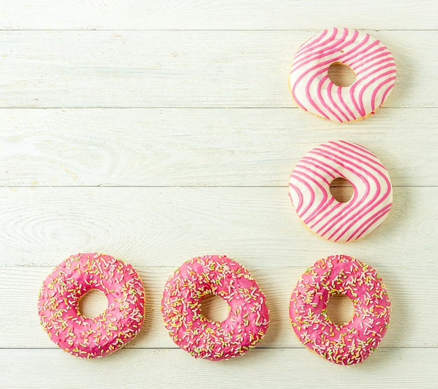 Donut op een houten tafel. foto van snoepjes met copyspace. bovenaanzicht