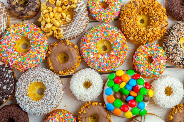 Donut. Zoet poedersuiker voedsel. Dessert kleurrijke snack.