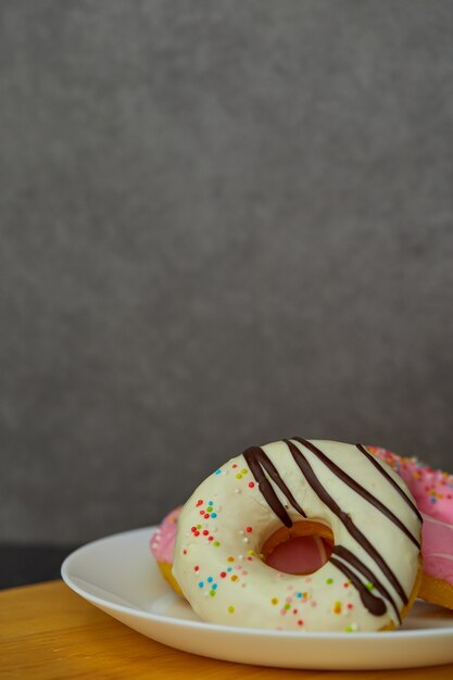 Donut. Zoet voedsel en een kop koffie