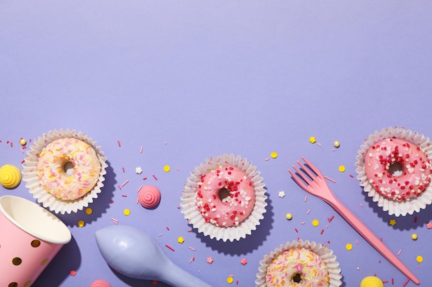 Donuts ballon en vork op paarse achtergrond ruimte voor tekst