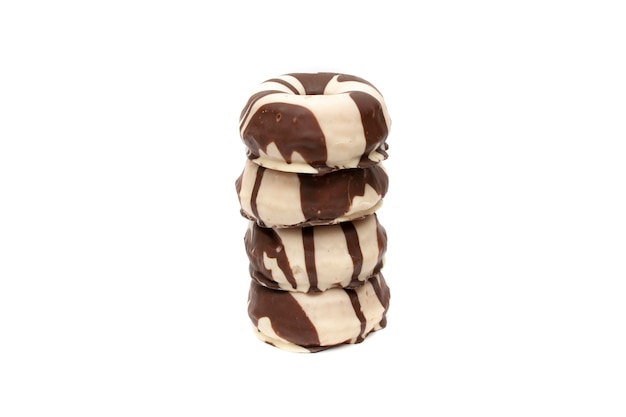 Donuts bedekt met chocolade en witte chocolade, geïsoleerd op een witte achtergrond.