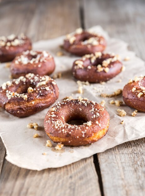 Donuts besprenkeld met gemalen noten