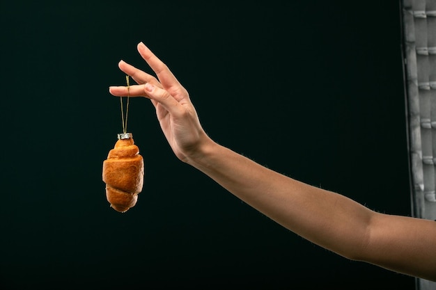 Foto donuts bun croissant giocattolo di natale su uno sfondo nero collage creativo