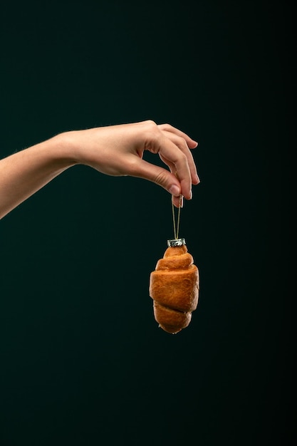 Foto donuts bun croissant giocattolo di natale su uno sfondo nero collage creativo