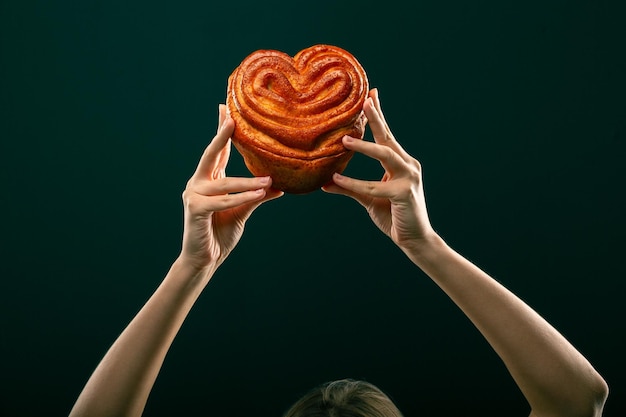 Foto donuts bun croissant giocattolo di natale su uno sfondo nero collage creativo