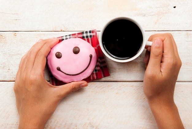 donuts en koffie op de houten achtergrond