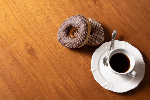 donuts en koffie op een tafel