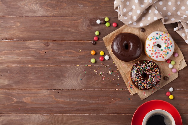 Donuts en koffie op hout