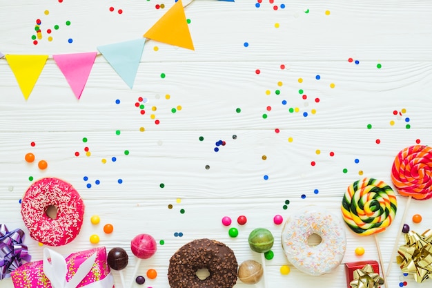 Donuts en snoepjes met confetti