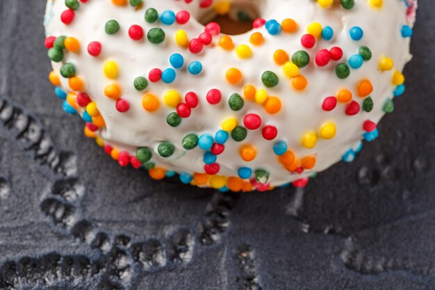 Donuts geglazuurd met verschillende hagelslag