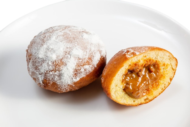 Donuts gevuld met melkkaramel op een wit schoteltje