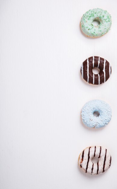 Donuts in gekleurde glazuren .Pastries, dessert