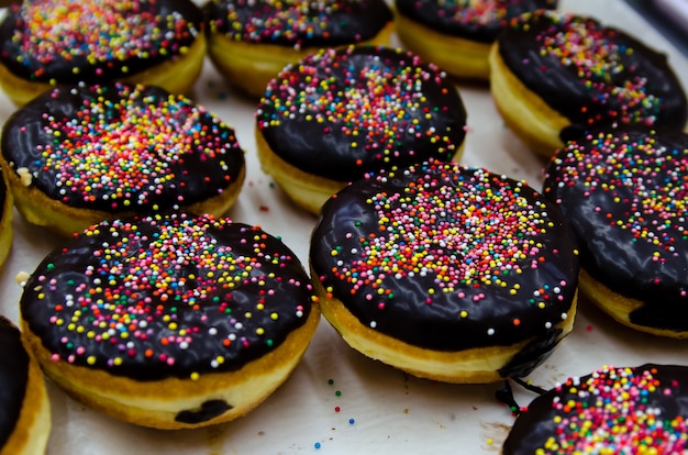 Donuts met chocolade en kleurrijke topping.