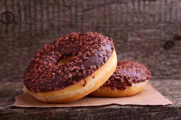 Donuts met chocolade op een donkere achtergrond