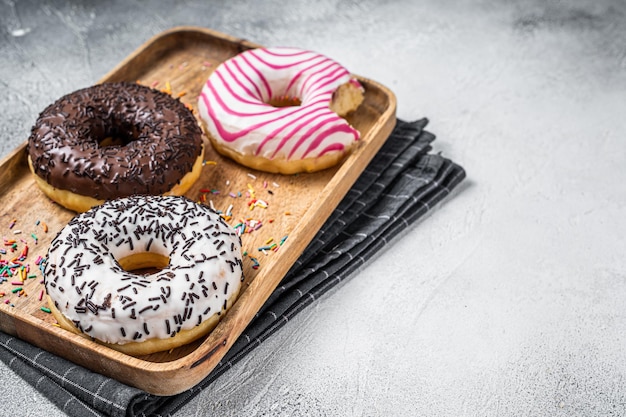 Donuts met chocolade, roze geglazuurd en hagelslag Donut. Witte achtergrond. Bovenaanzicht. Ruimte kopiëren.