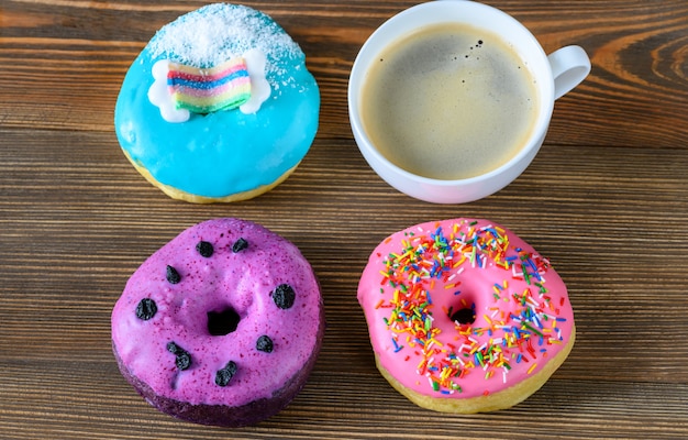 Donuts met een kopje koffie