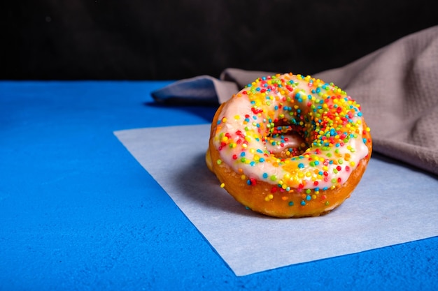 Donuts met hagelslag op de voorgrond