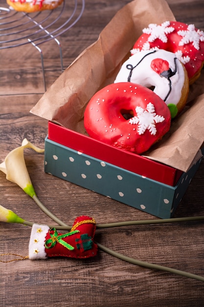 Donuts met kerstthema in geschenkverpakking