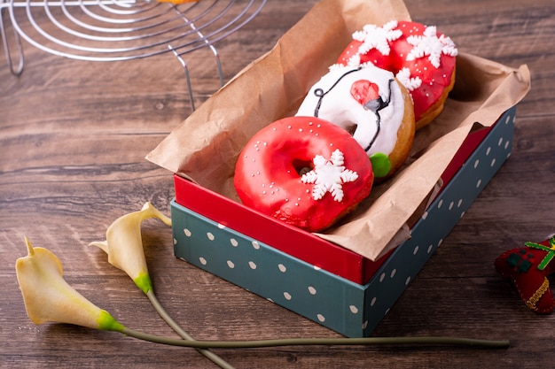 Donuts met kerstthema in geschenkverpakking