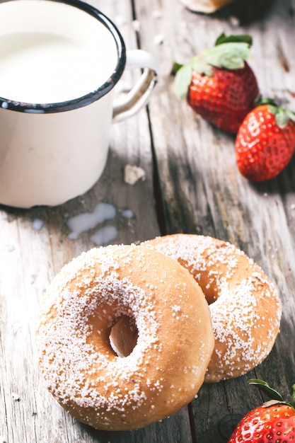 Donuts met melk en verse aardbeien