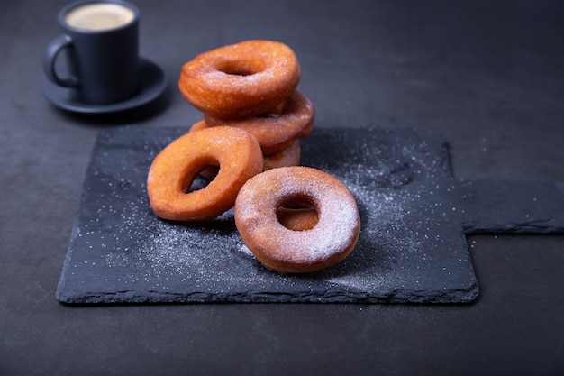 Donuts met poedersuiker en een kopje koffie