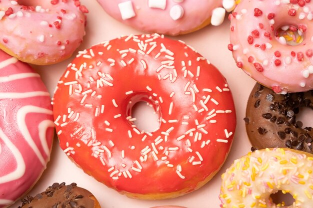 Donuts met rood en roze glazuur