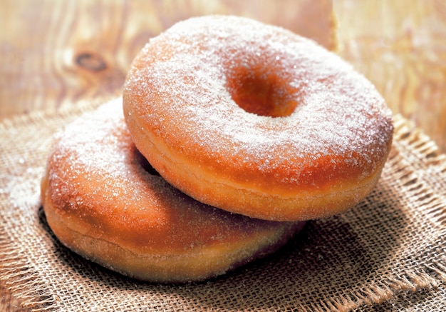 Donuts met suiker op de houten tafel