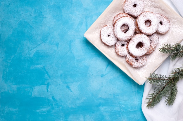 Donuts met suikerpoeder op blauw.