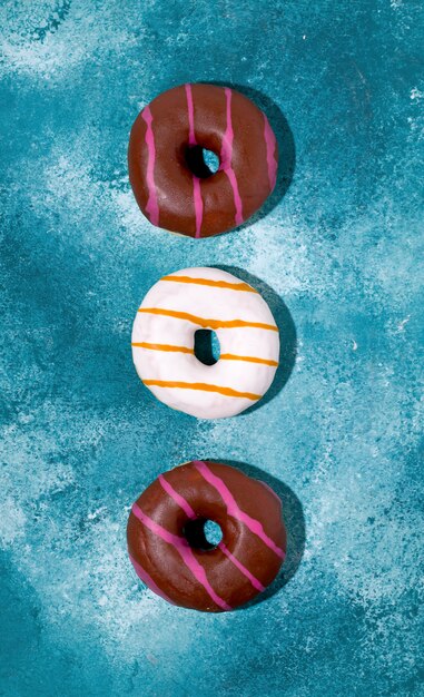 Donuts met wit en chocolade