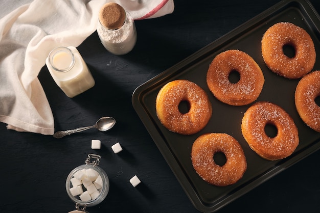 Donuts met witte suiker op een plaatwerkblad