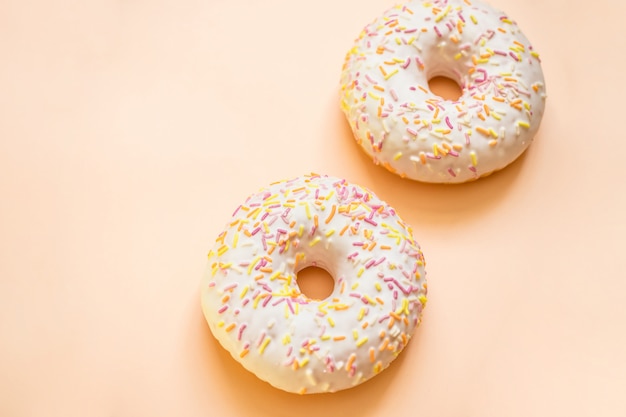 Donuts met witte topping