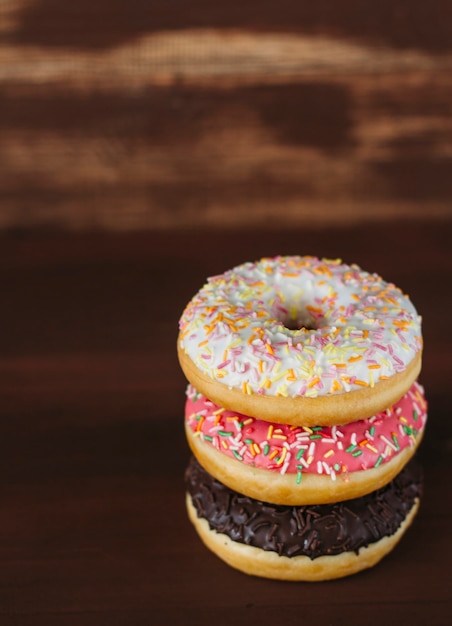 donuts op een houten achtergrond