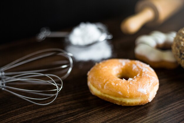 Donuts op een houten tafel