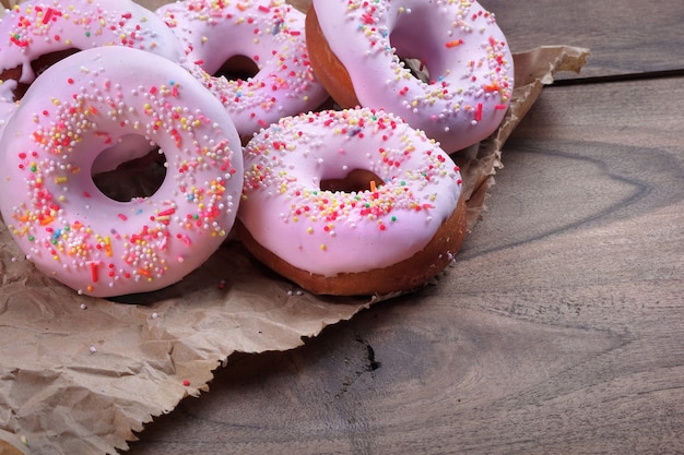 donuts op houten achtergrond.