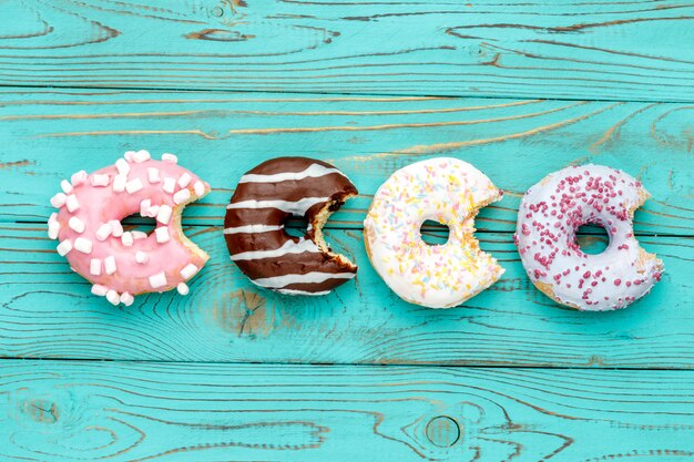 Donuts op kleurrijke houten tafel