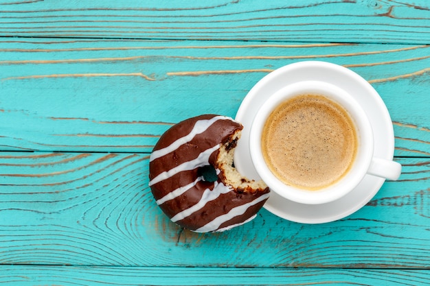 Donuts op kleurrijke houten tafel