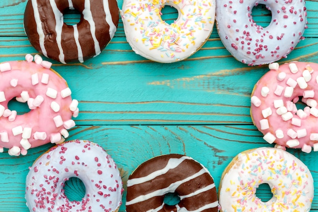 Donuts op kleurrijke houten tafel