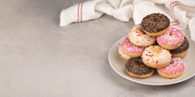 Donuts op plaat op lichtgrijze achtergrond