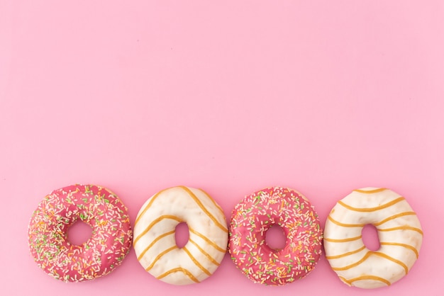 donuts op roze achtergrond.